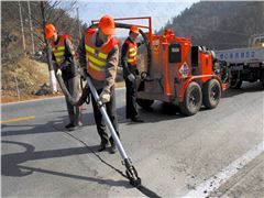 瀝青灌縫膠性能特點、用途、規(guī)格型號及施工流程