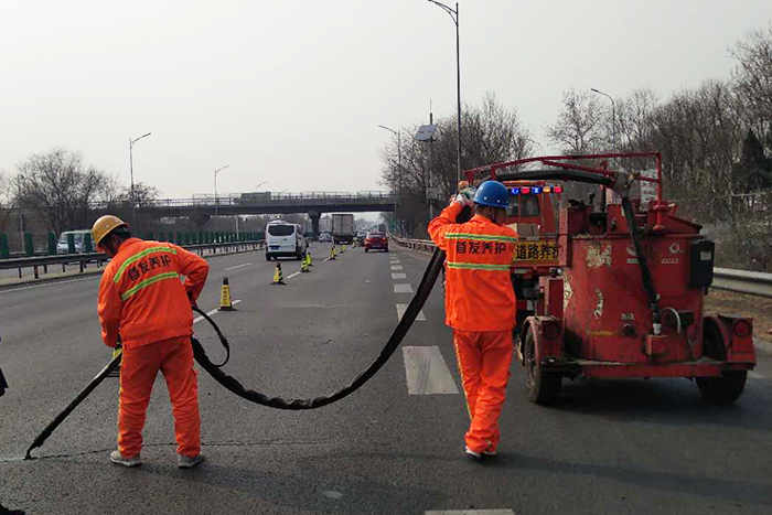 路面裂縫修復(fù)微整哪家強(qiáng)，就找嘉格道路灌縫膠