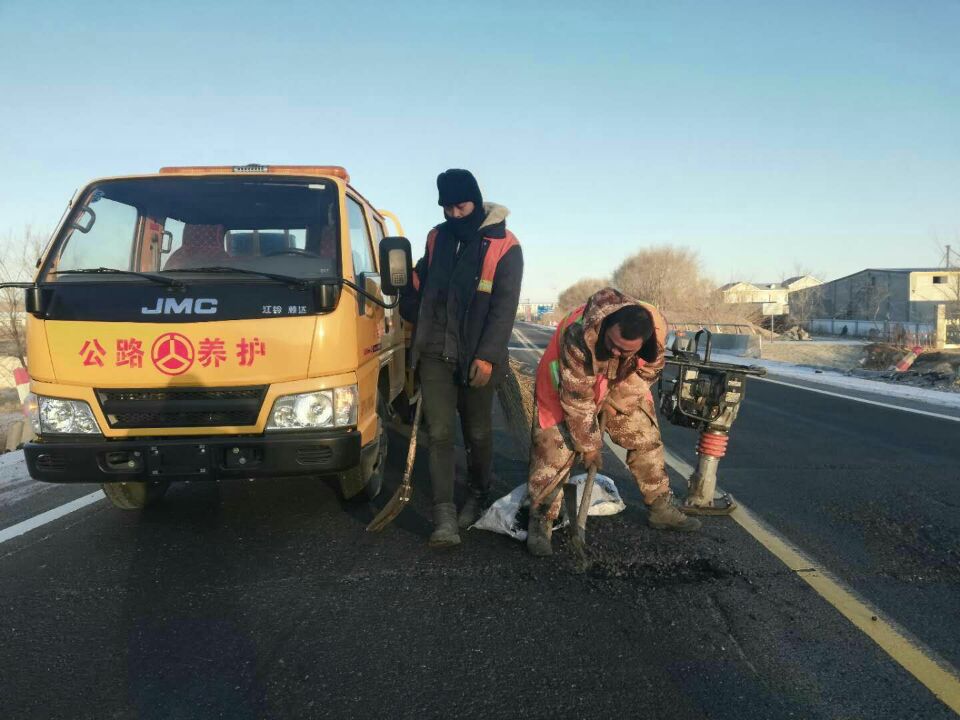 嘉格瀝青冷補(bǔ)料，填平坑槽，告別“馬路殺手“