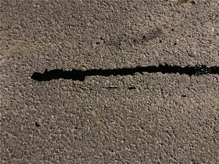 瀝青路面灌縫膠灌縫當(dāng)時(shí)照片