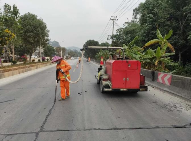 漳州采用道路灌縫膠修補(bǔ)水泥路面裂縫，提升路面有效修補(bǔ)率