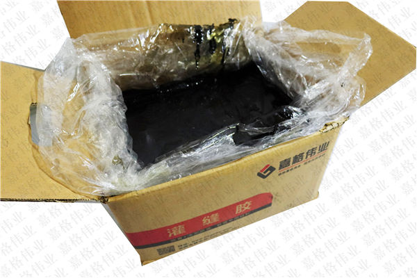 路面裂縫灌縫常用道路補縫膠，不能簡單的用瀝青