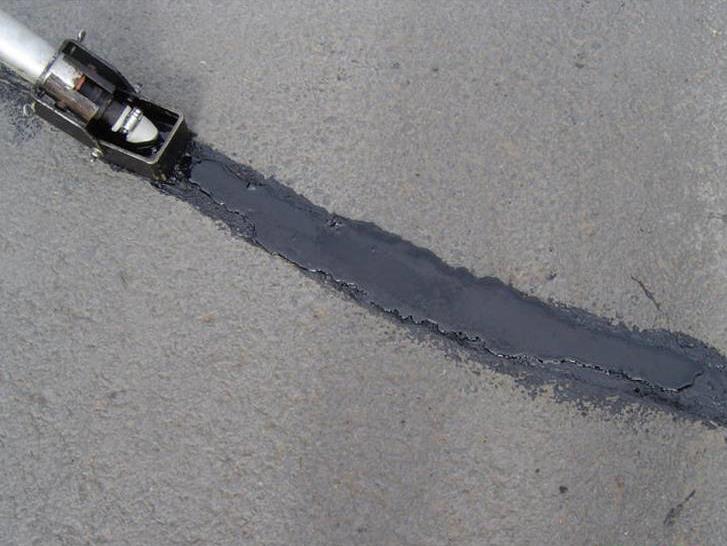 使用路面灌縫膠修補(bǔ)道路裂縫到底麻不麻煩？